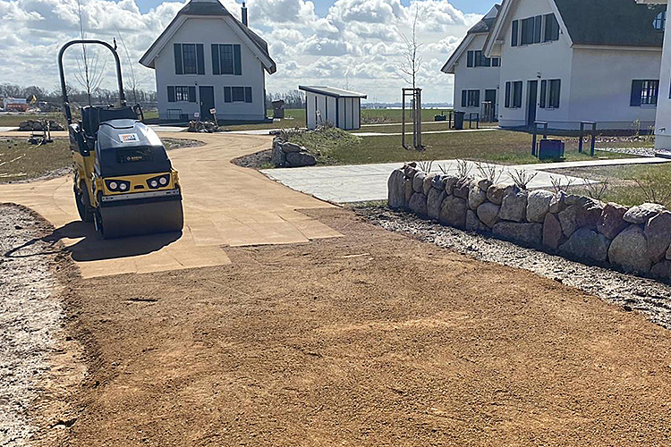 Straßen- und Wegebau durch die Rügen-Recycling & Tiefbau GmbH